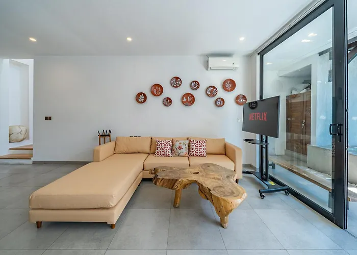 Athalla - Elegant 3br Near Berawa Beach! Вилла Чангу