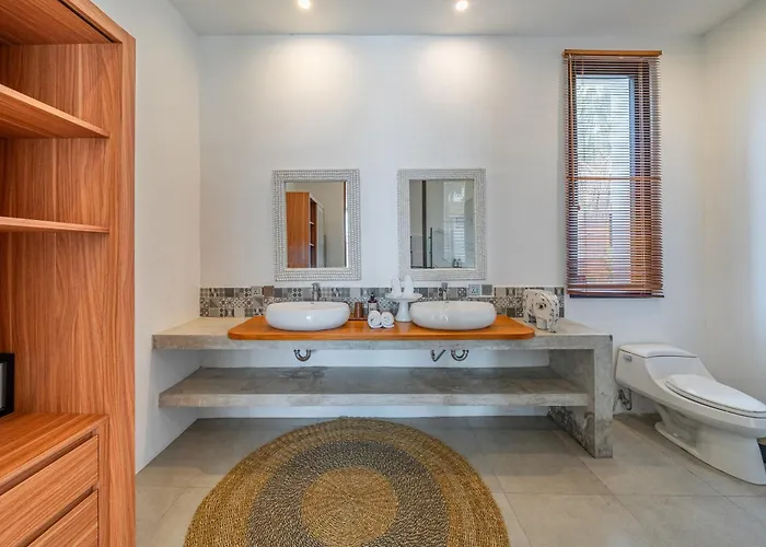 Athalla - Elegant 3br Near Berawa Beach! Вилла