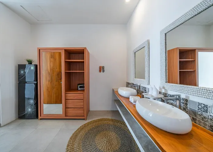 Villa Athalla - Elegant 3br Near Berawa Beach! *