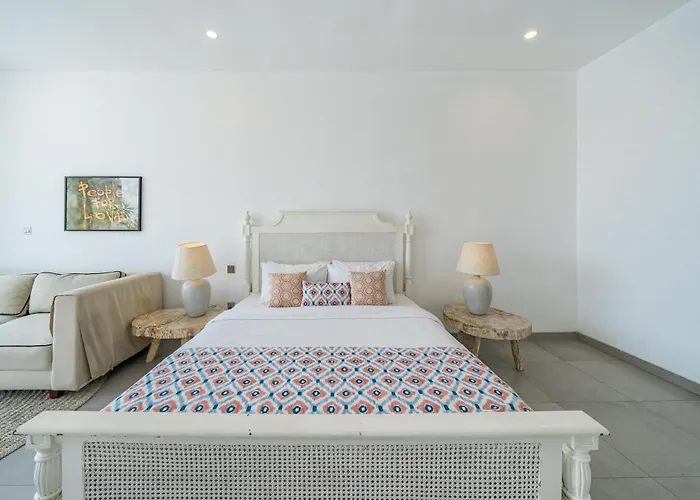 Villa Athalla - Elegant 3br Near Berawa Beach! *