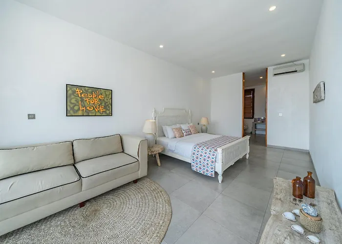 Villa Athalla - Elegant 3br Near Berawa Beach! *