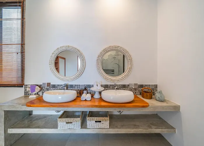 Athalla - Elegant 3br Near Berawa Beach! Вилла Чангу